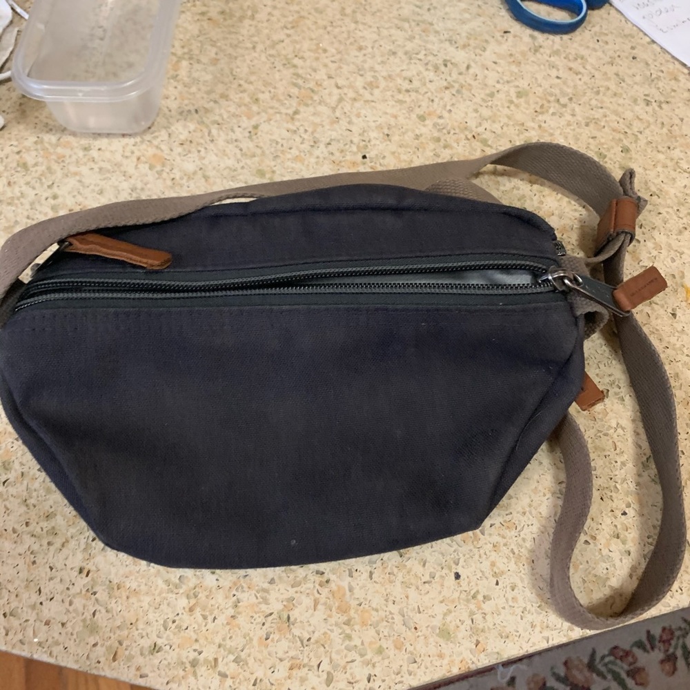 Eastpak navy 2L bumbag with leather zipper tags - Picture 3 of 3